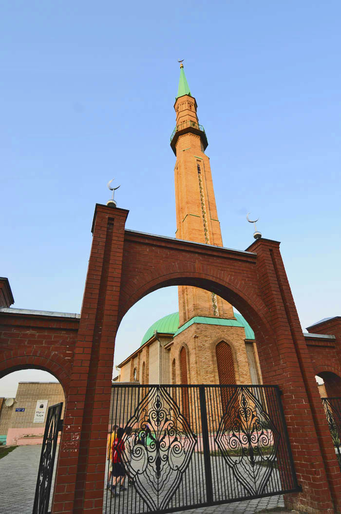 For some decades Yelabuga’s citizens lived repairing old wooden and stone buildings inherited from the glorious merchant age. (Modern mosque in the city of Elabuga)