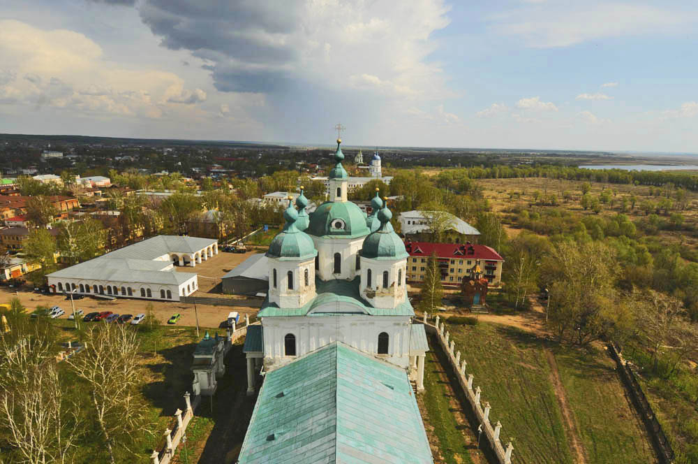 From the hill of the Chyertovo settlement a visitor is greeted by a magnificent view of the neighborhood and lands covered by river arms and gardens, flat horizons of which are interrupted by temples’ silhouettes.