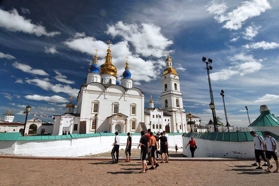 Today Tobolsk (population around 100,000) is sharply divided by the landscape into two sections, upper and lower. The lower part, closer to the Irtysh River, was the most intensively developed in the 18th and 19th centuries.