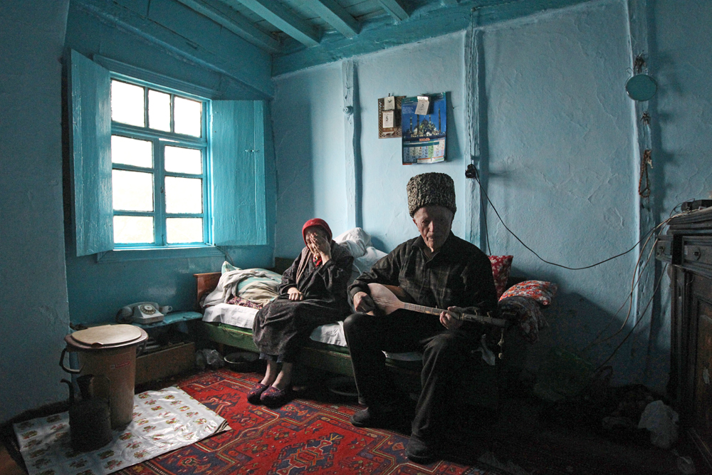 Daghestani custom is shown, in particular, with regard to respecting one's elders. In accordance with the adat (law), younger siblings do not get married before their elders.