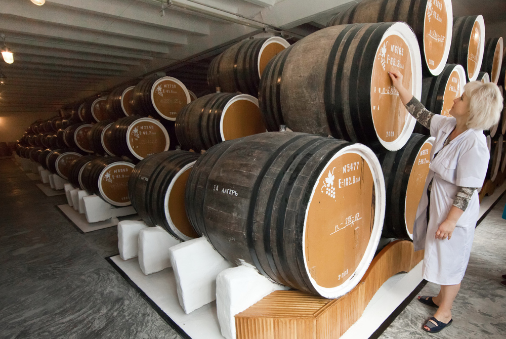 Die Fabrik Kizlyar, die 1885 eröffnet wurde, ist die älteste Cognacfabrik Russlands. der Winzer Davin Saradschew hat einige Distillerien, die nicht weit von der Stadt Kizlya entfernt waren, und führte in seiner Cognacproduktion dann die klassische Französische Technologie ein. Es ist ein Produkt mit jahrhundertelanger Tradition, geprägt von den fürsorglichen Händen von Fachleuten, ein Produkt mit Qualitätsgarantie, Stolz und Ehre.