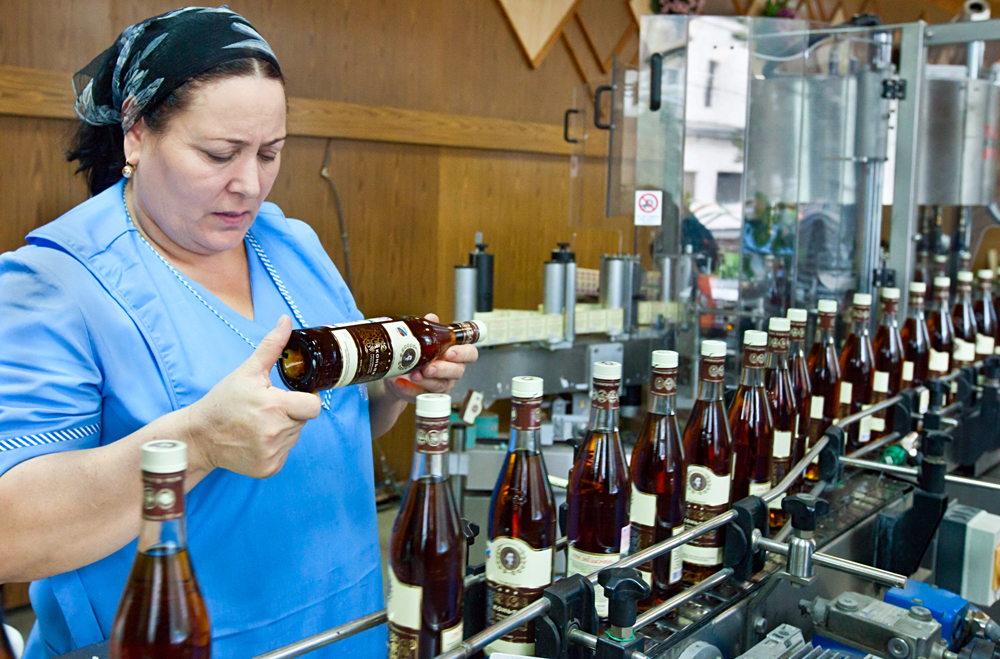 Bis heute hat die Cognacfabrik in Kizlyar etwas mehr als 2.000 Tonnen Weintrauben verarbeitet. Das Unternehmen plant, dieses Jahr nicht weniger als 12.000 TonnenWeintrauben zu verarbeiten. Die Fabrik ist der offizielle Lieferant des Kremls