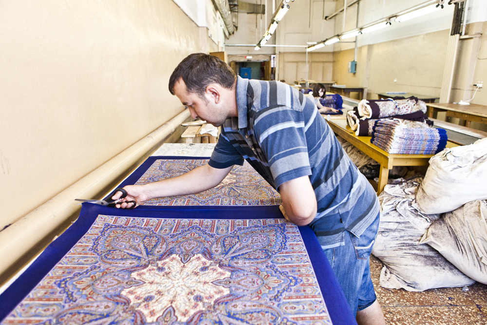 At present, the Pavlovsky Posad shawl factory is the only textile factory in Russia that produces both the fabrics it works with and the end product.