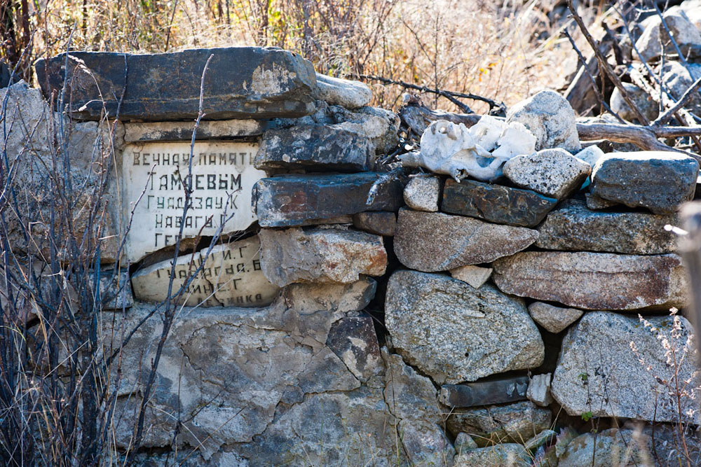 La Via militare Georgiana, ancora oggi un collegamento chiave attraverso le montagne, fu costruita nel 1799 e una linea ferroviaria venne poi costruita tra Vladikavkaz e Rostov sul Don in Russia