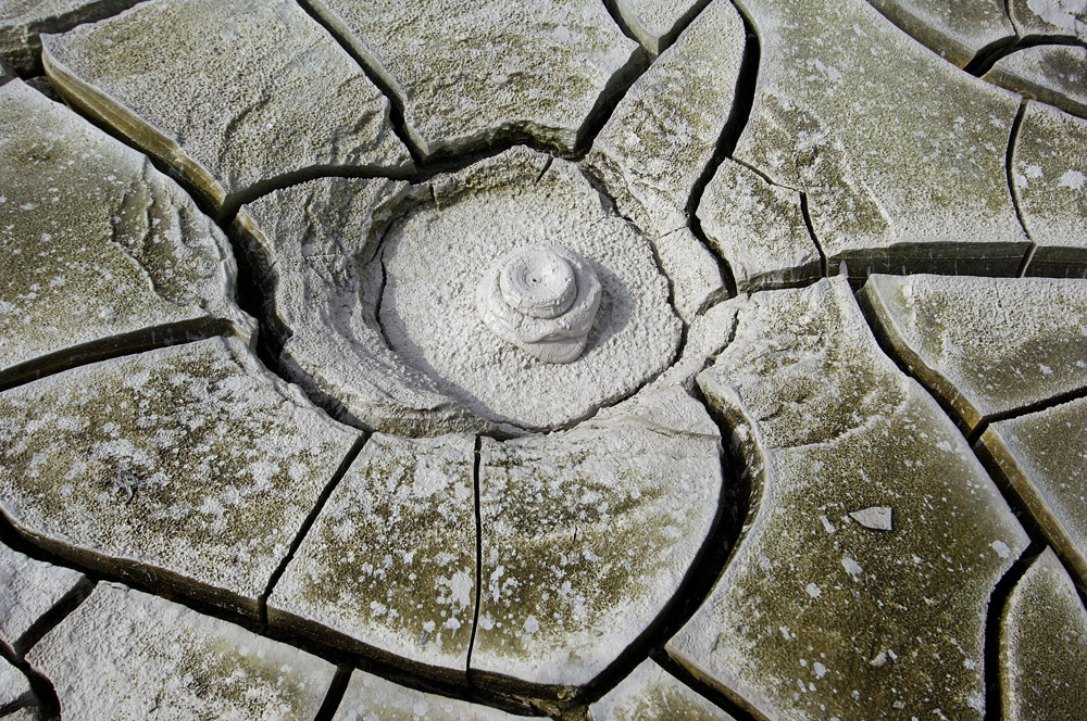 Debido a su duro clima y a su mezcla de volcanes y géisers, es descrita frecuentemente como “La tierra de fuego y hielo”.