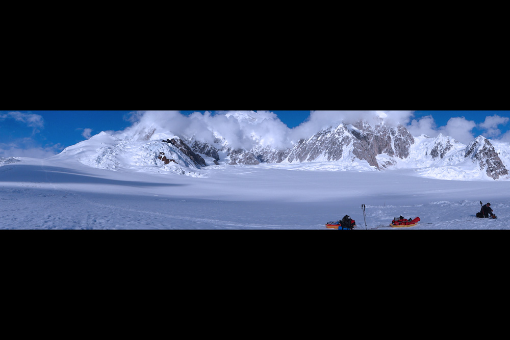 La primera mujer que coronó las Siete Cumbres fue Juko Tabei, de Japón, que terminó en 1992. El récord femenino pertenece a Annabelle Bond, inglesa, que escaló los siete picos en 360 días. Fiodor Konyujov fue el primer ruso que completó las Siete Cumbres, en 1997.