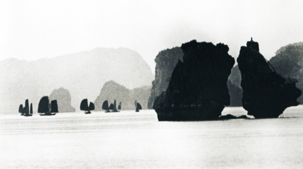 Baía de Ha Long, a oitava maravilha do mundo. Vietnã. 1955.A maioria de suas imagens de guerra só vieram à luz durante o “degelo” de Khruschov. A famosa imagem “Luto”, que lhe proporcionou fama mundial, foi impressa pela primeira vez na União Soviética em 1975, 30 anos depois de tirada.