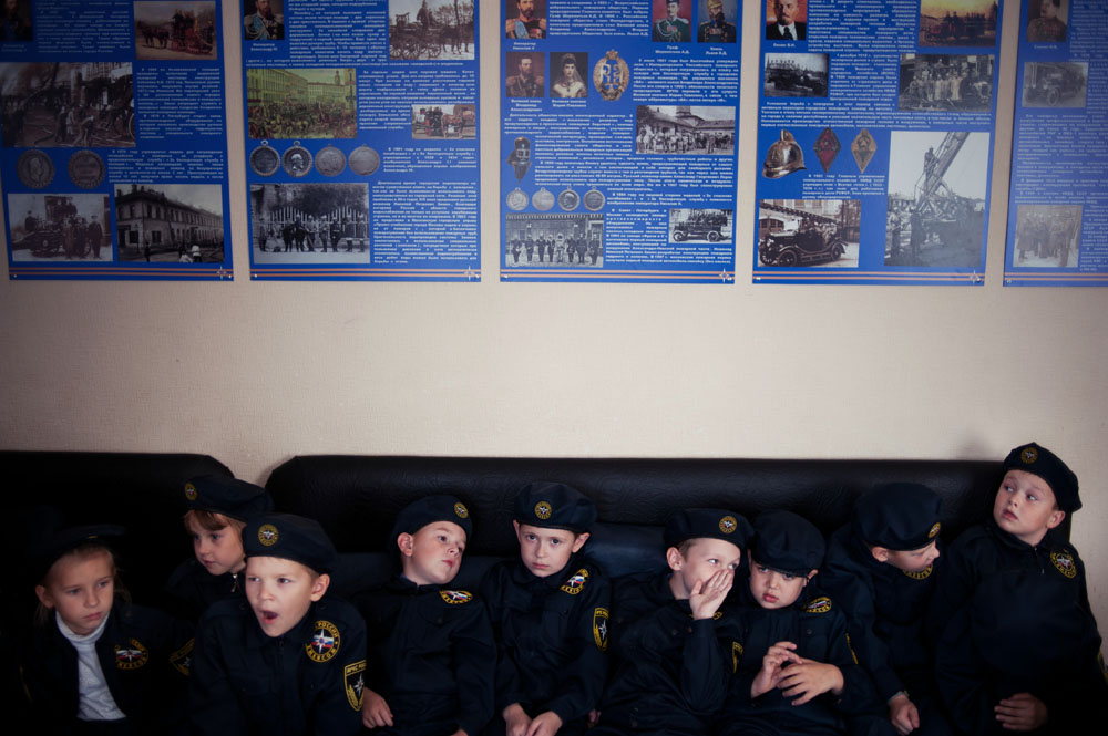 Alumnos de la clase de cadetes 1A del ministerio de Emergencias ruso en la Escuela nº226 en una excursión a la Unidad Especial de Extinción de Incendios nº1 en el pueblo de Zarechni, región de Penza.  Los jóvenes cadetes de Penza ya han sido motivo de inspiración para el director polaco Piotr Stasik, cuya película “El último día de verano” participa en el Festival Internacional de Documentales de Londres. La película retrata la Rusia contemporánea a través de los ojos de jóvenes alumnos de una escuela de cadetes. Siguiendo su rutina diaria, el espectador puede observar hasta qué punto la escuela influye en las vidas de los niños, cómo cambian sus personalidades, cuáles son sus sueños y sus esperanzas, la lentitud con la que entran en el mundo de los adultos y se despiden de la felicidad de la infancia.