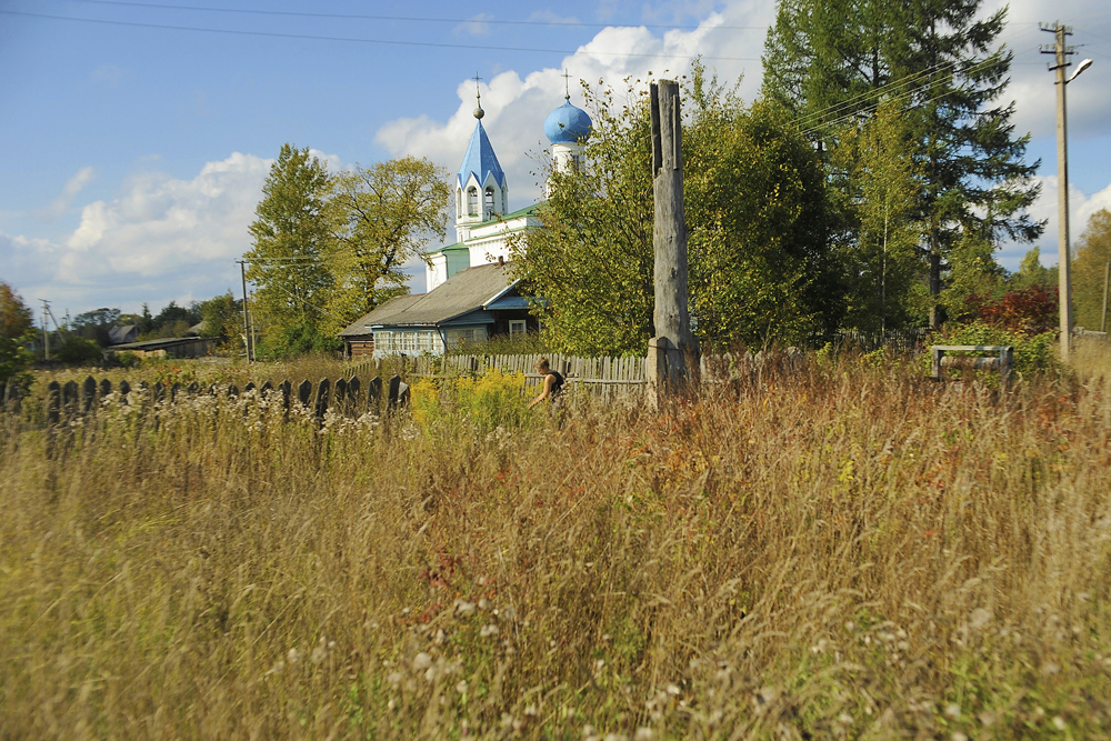 L’église Saint Georges le Victorieux, construite en pierres blanches et sanctifiée pour la première fois en 1861, se dresse sur une colline dans le centre du village.