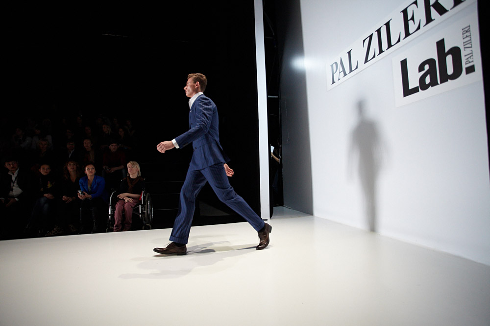 O ápice da Mercedes-Benz Fashion Week, em Moscou, foi a coleção masculina prêt-à-porter da famosa marca italiana Pal Zileri. A coleção – como convém a uma casa tão bem sucedida mundialmente – expressa perfeitamente o princípio “vestir e sair”. E é isso que os compradores dessa famosa marca italiana costumam fazer.