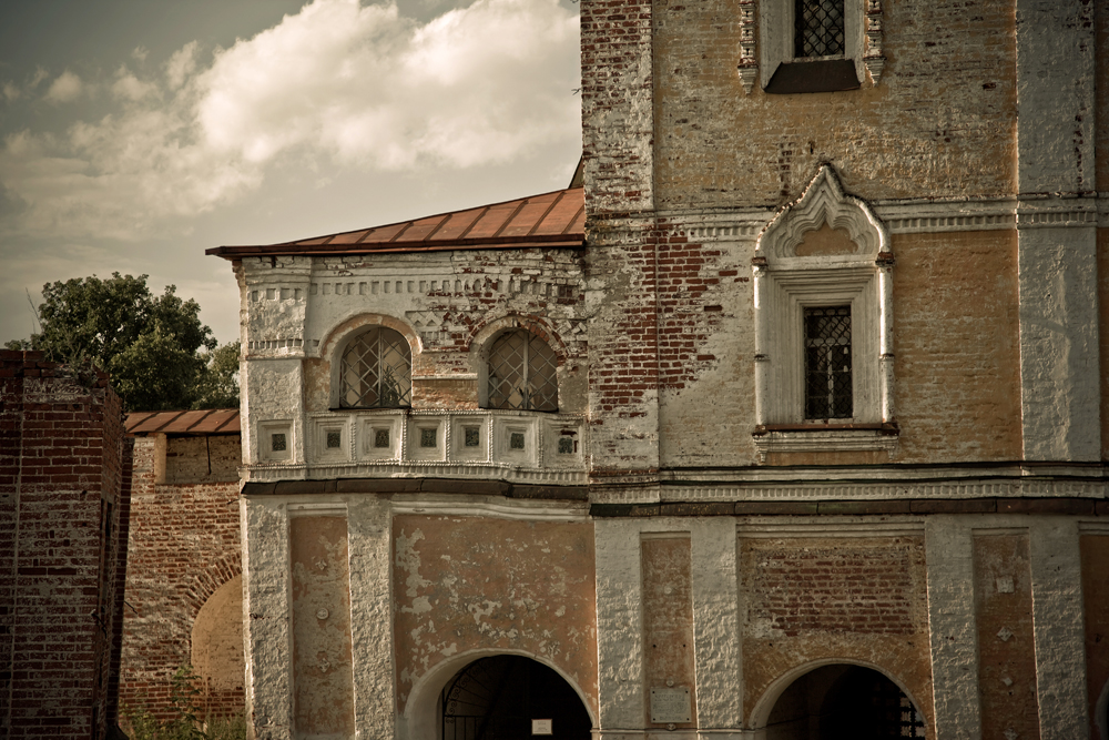 The monastery was founded by the Novgorod monks Fedor and Pavel in 1363.