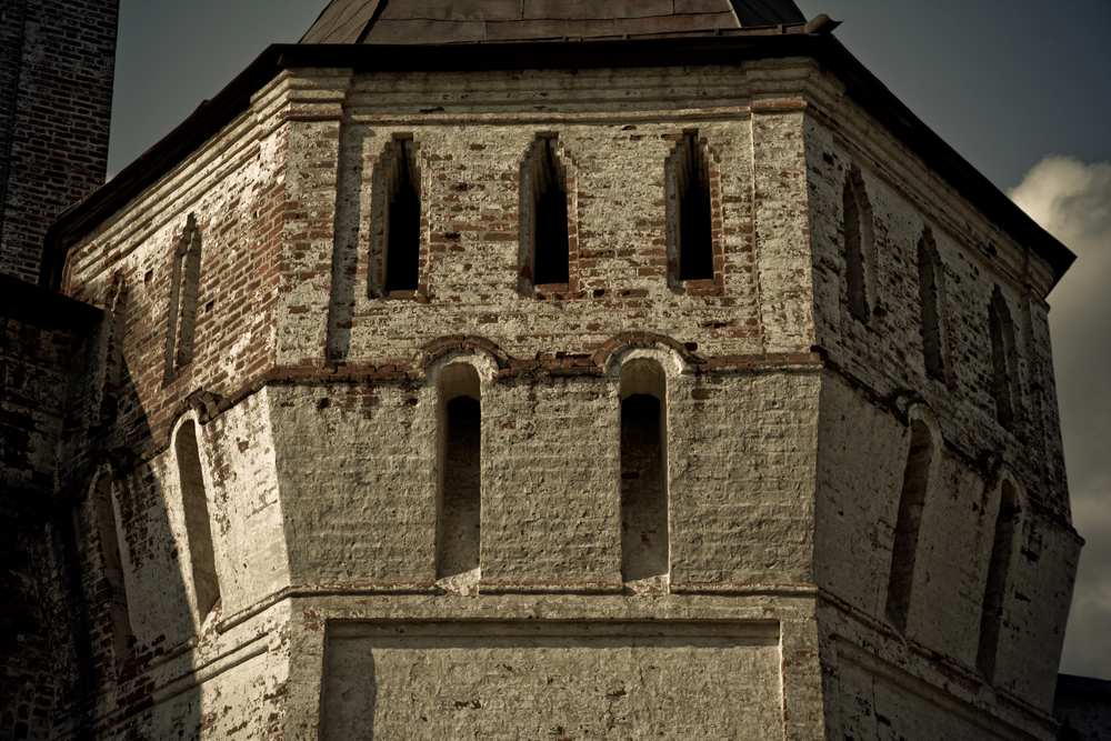 The architectural complex of the monastery took shape before the Peter the Great's rule, when it was one of Rostov's most prosperous dioceses.