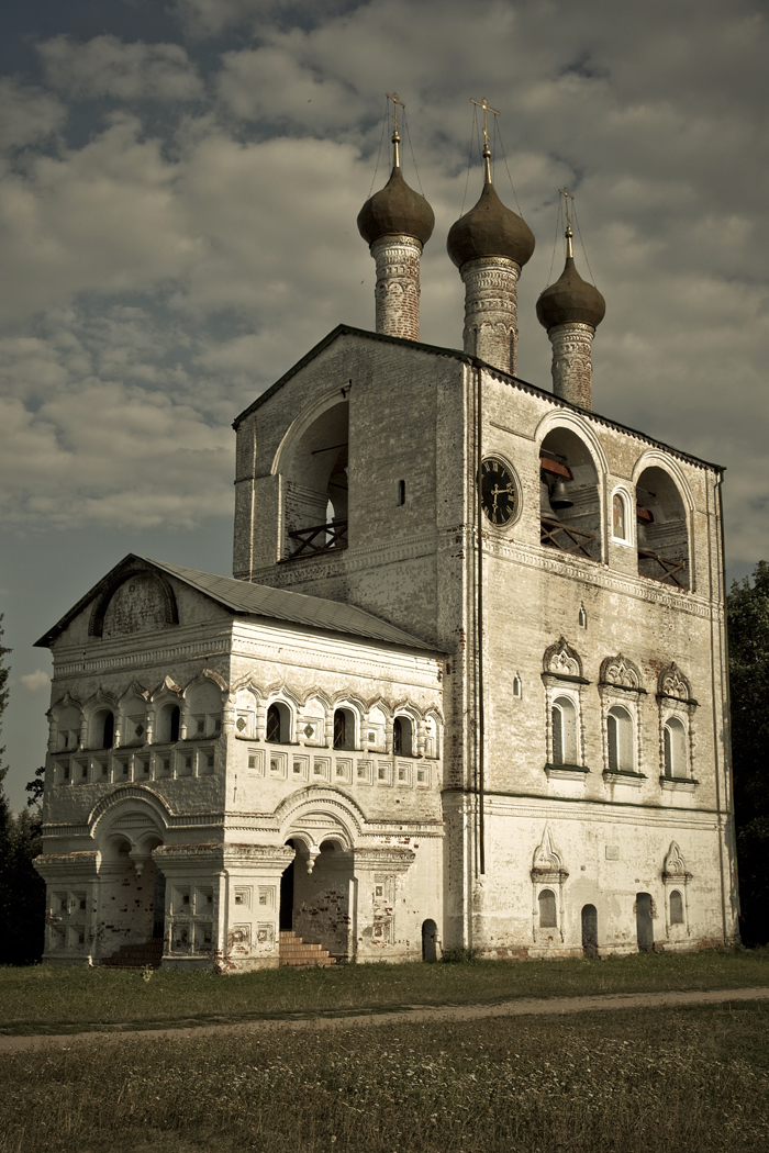 The building facades clearly reflect the influence of Italian architects who worked in Moscow at the beginning of the 16th century.