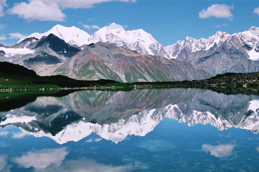 A Montanha Belukha, localizada na região de Ust-Koksinski da Cordilheira de Altai, é o ponto mais alto da Sibéria, atingindo 4,5 km. Os moradores locais reverenciam a Belukha como uma montanha sagrada.