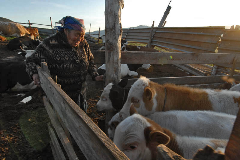 La laine, la viande, et la fourrure d'animaux sont les principaux produits locaux.