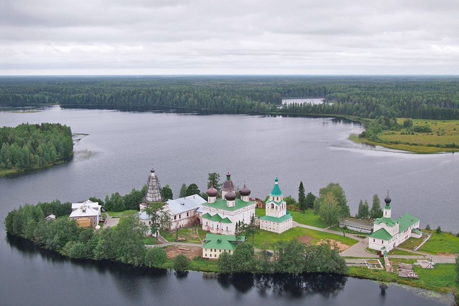 Das Antonjewo-Sijski-Kloster, Region Archangelsk //Dieses russisch-orthodoxe Kloster liegt 160 km von Archangelsk entfernt auf einer Halbinsel im See Michailowskoje. Das Kloster verdankt seinen Namen dem Fluss Sija, der aus dem See entspringt. Es wurde 1556 vom Heiligen Anton gegründet, der sich mit einigen anderen Mönchen auf der Insel niederließ.