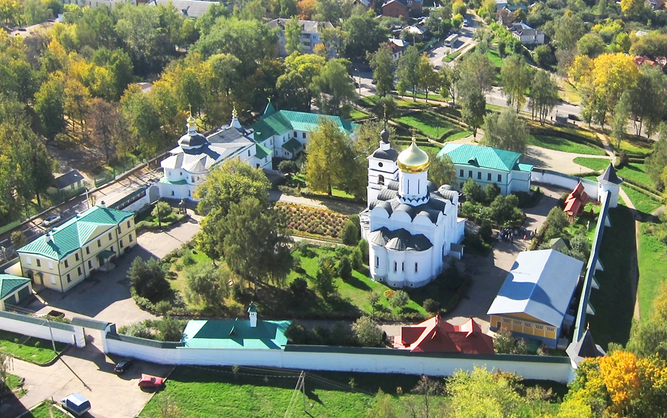 Das Boris-und-Gleb-Kloster, Dmitrow, Region Moskau //Das Boris-und-Gleb-Kloster in Dmitrow wurde im 15. Jahrhundert gegründet. Im späten 17. Jahrhundert wurde rundherum eine vier Meter hohe Steinmauer mit runden Ecktürmen errichtet. Die Boris-und-Gleb-Kathedrale aus dem Jahr 1537 entwickelte sich zum künstlerischen Zentrum des Klosters.