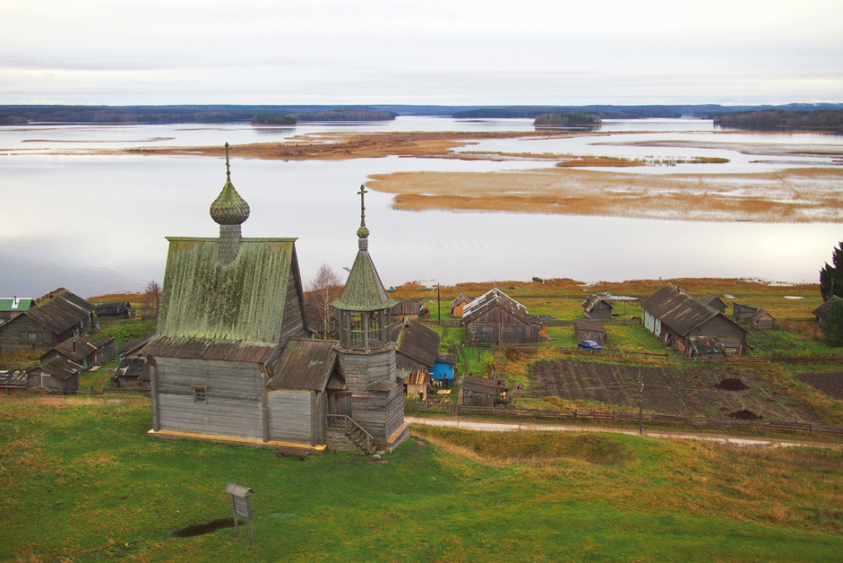 Chapelle Saint-Nicolas, Verchinino, Parc national de Kenozero / / La chapelle Saint-Nicolas est parfois qualifiée de "prototype de toutes les chapelles de Kenozero" et sa construction remonte au XVIIIe siècle. A l'origine, la chapelle était constituée d'une maison avec une coupole, une promenade ouverte et un porche surélevé. Au milieu du XIXe e siècle, la chapelle fut entourée de plaques de bois.