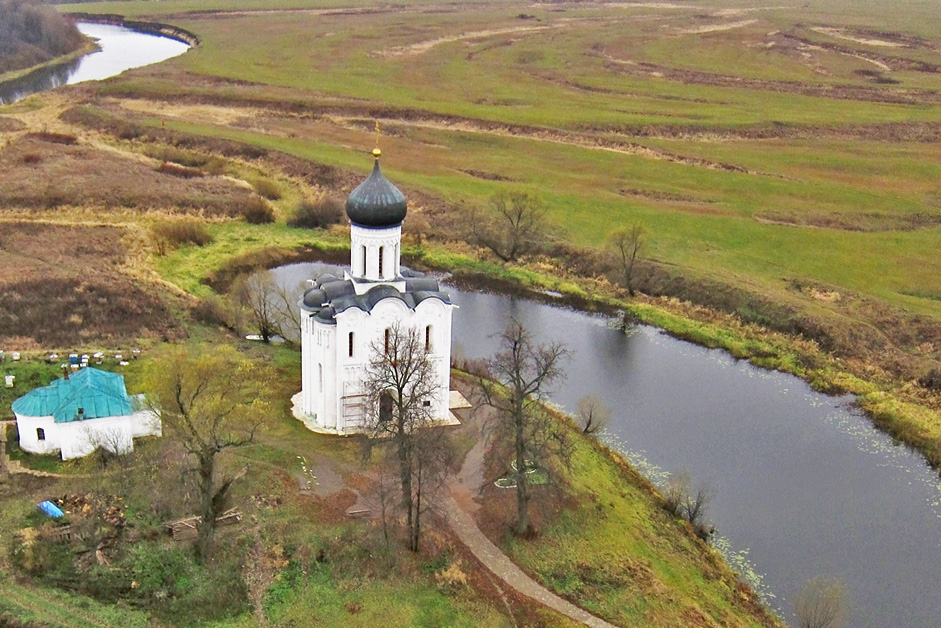 Die Mariä-Schutz-und-Fürbitte-Kirche, Bogoljubowo, Region Wladimir // Die Mariä-Schutz-und-Fürbitte-Kirche am Fluss Nerl ist eine orthodoxe Kirche und ein Symbol für das mittelalterliche Russland. Die Kirche befindet sich am Zusammenfluss von Nerl und Kljasma in Bogoljubowo, 13 km nordöstlich der alten Stadt Wladimir. Sie wurde 1165 aus weißem Stein errichtet.