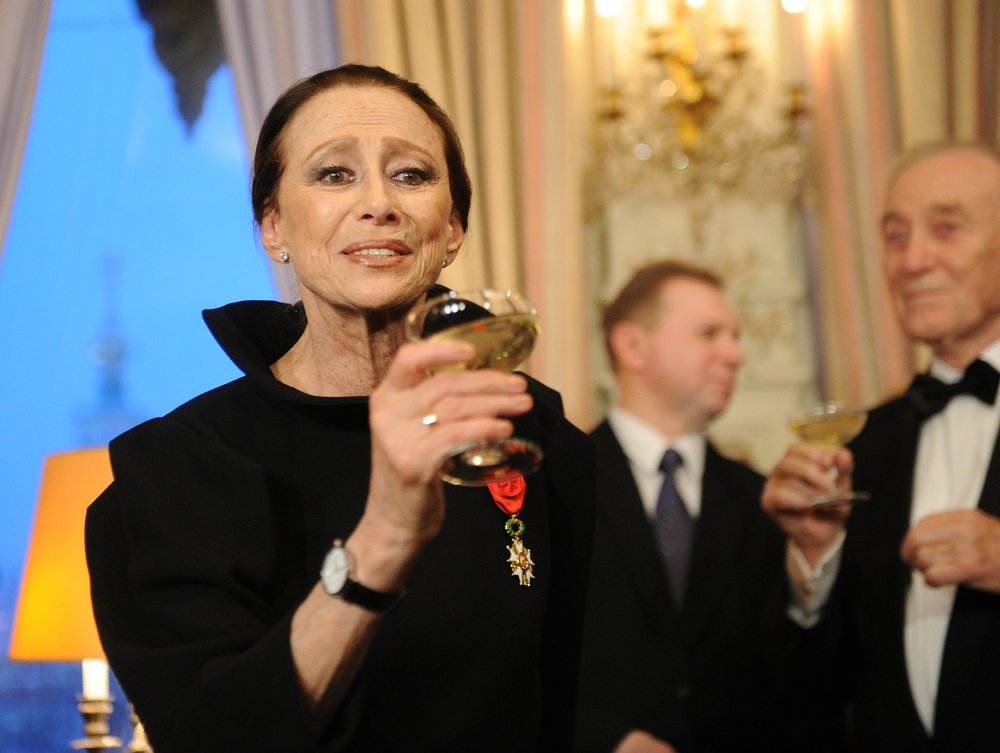 フランス大使館の授賞式でレジオンドヌール勲章を受けるマイヤ•プリセツカヤ。彼女の人生と作品を、フランス人バレエ評論家アンドレ・フィリップ・エルシンが3つの言葉で表現した：「天才、大胆さと前衛」