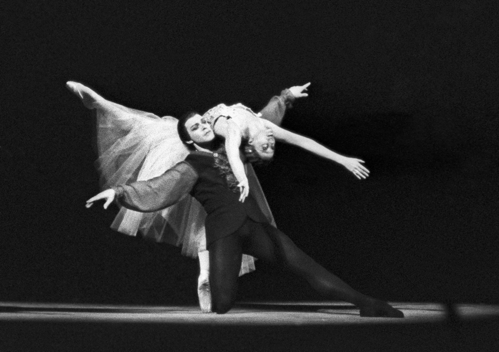 Aquí vemos a Maya Plisétskaya y a Nikolái Fadéiechev interpretando 'Preludios y Fugas' del compositor Johann Sebastian Bach. Teatro Bolshói, 1968. 