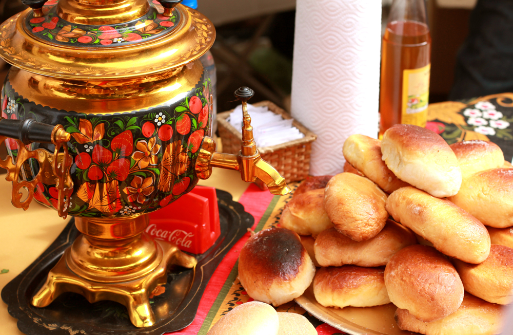 Samovar, el centro de la ceremonia del te en Rusia y los pirozhki, empanadas.