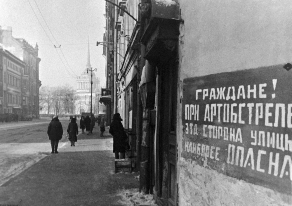 The siege of Leningrad started in early autumn 1941. // The sign on the house reads, "This side of the street is most dangerous during bombings".
