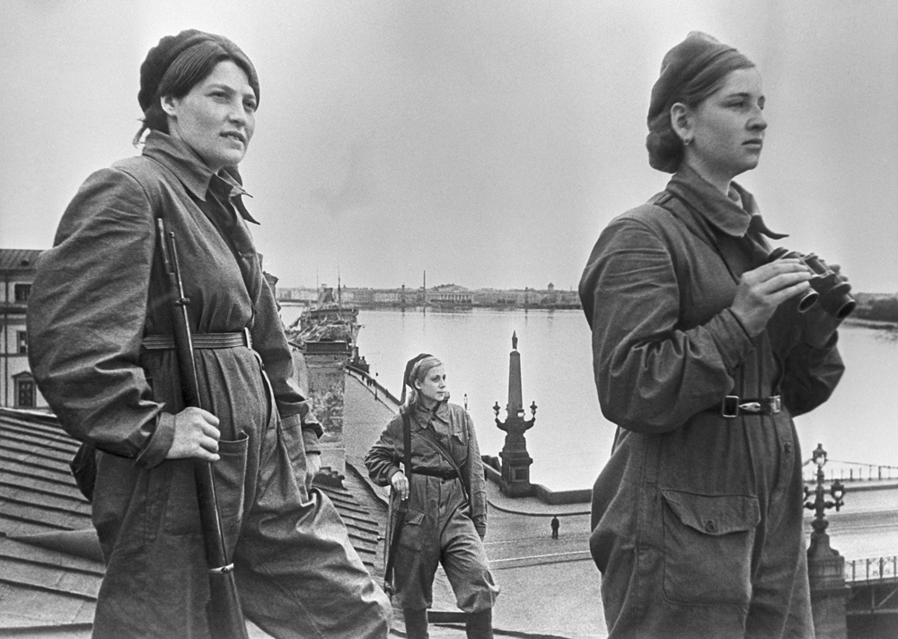 In December, the operation plan was approved by the Stavka and received the codename "Iskra" (Spark). The breakthrough of the Siege was undertaken January 18 after more than a yearlong blockade. It let the Soviet army create a land corridor to Leningrad which allowed more supplies to reach the city. // Girls on duty on the roof in besieged Leningrad. Air defense.