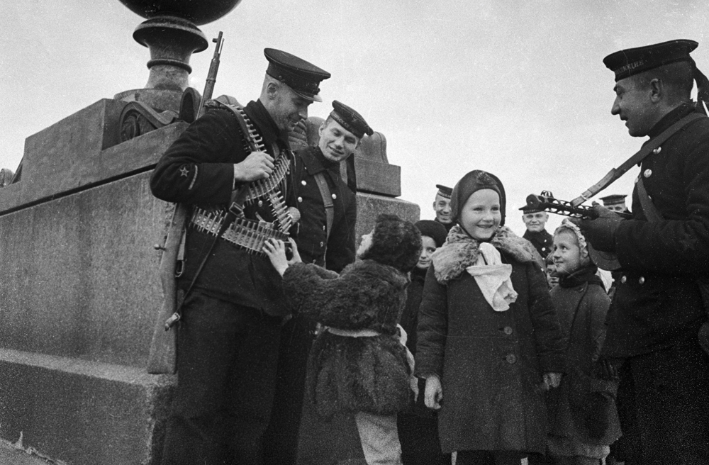By January 1943, the situation looked very good for the Soviet side. The German defeat in the Battle of Stalingrad had weakened the German front. // Soviet sailors talking to children on the embankment of the Neva River in besieged Leningrad.