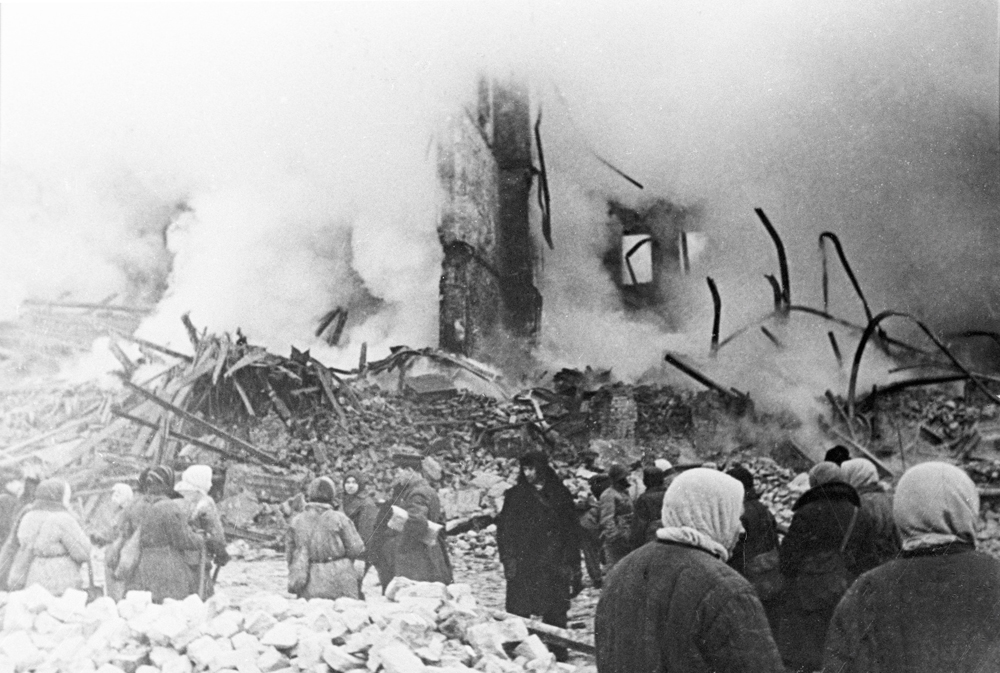 During 1942 several attempts were made to breach the blockade but all failed. // Leningrad townsfolk at the ruins of a destroyed residential house during the siege.