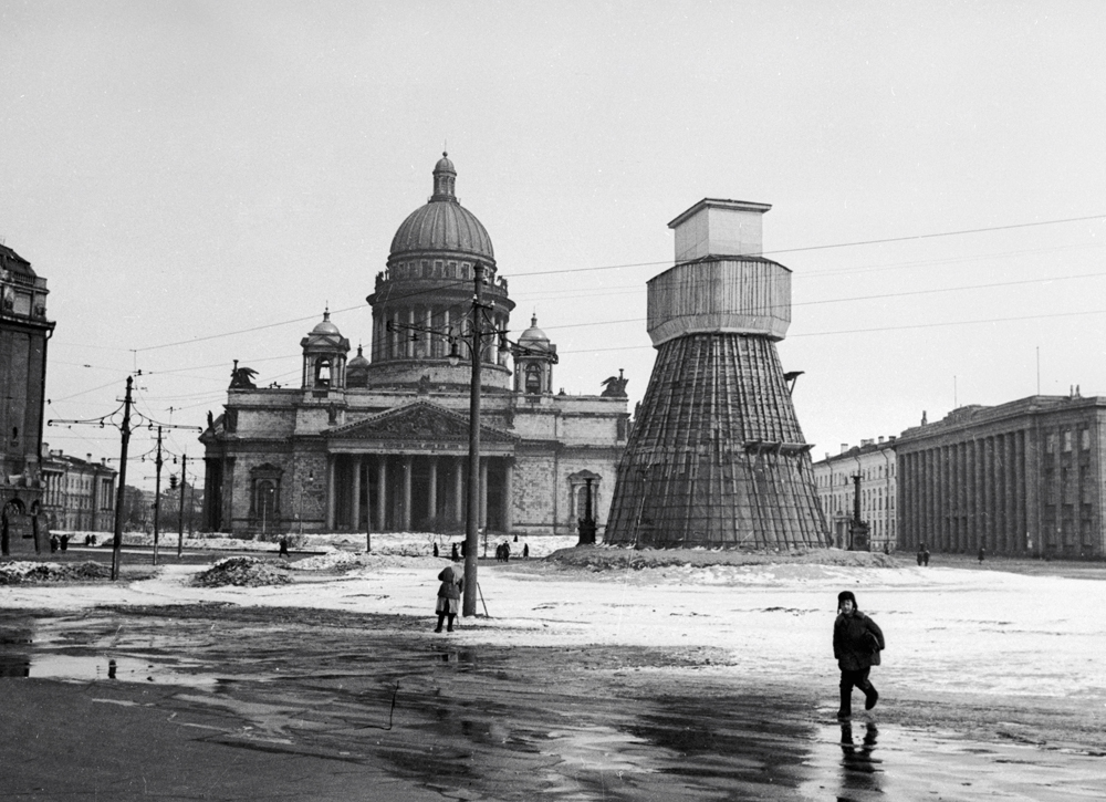 Despite the failures of earlier operations, lifting the siege of Leningrad was a very high priority, so new offensive preparations began in November 1942. // A monument to the emperor Nicholas I in the Isaak Square, concealed during the Leningrad blockade.