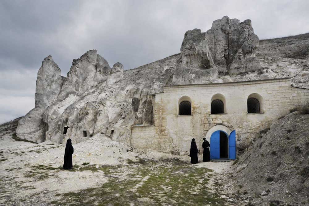 The entrance to the temple of John the Baptist// The maximum length of caves in Voronezh Region – 1.3 miles, with arches 20-meters-high. Today in Voronezh Region there are three active monasteries.