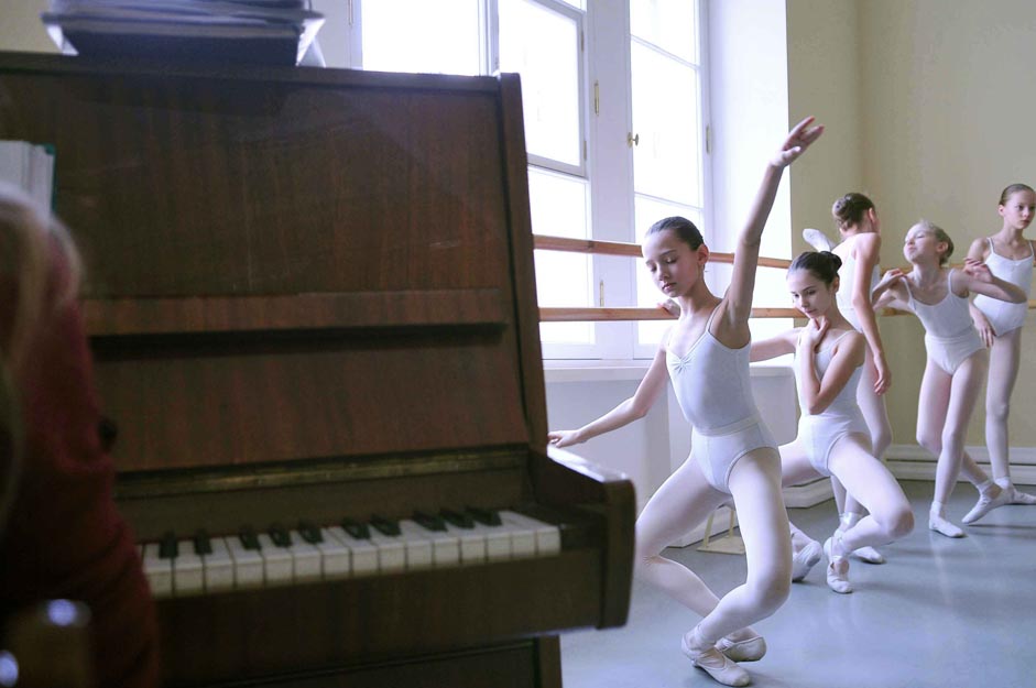 Probablement l’art le plus esthétique et le plus spectaculaire, le ballet reste un vrai défi pour ceux qui décident d’en faire leur métier. Pourquoi avons-nous besoin du ballet ? Pourquoi donc des enfants sacrifieraient-ils leur enfance pour devenir danseurs de ballet ? Pourquoi tant de Russes continuent à rêver de carrières dans le ballet alors que si peu se transforment en réel cygne ?