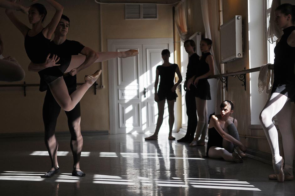 Les enfants qui ont contracté la fièvre de la danse essaient de s’évaluer par tous les moyens. Ian Godovski, danseur étoile, a été accepté dans une école de ballet après avoir gagné une compétition de danse de salon à un camp d’été.