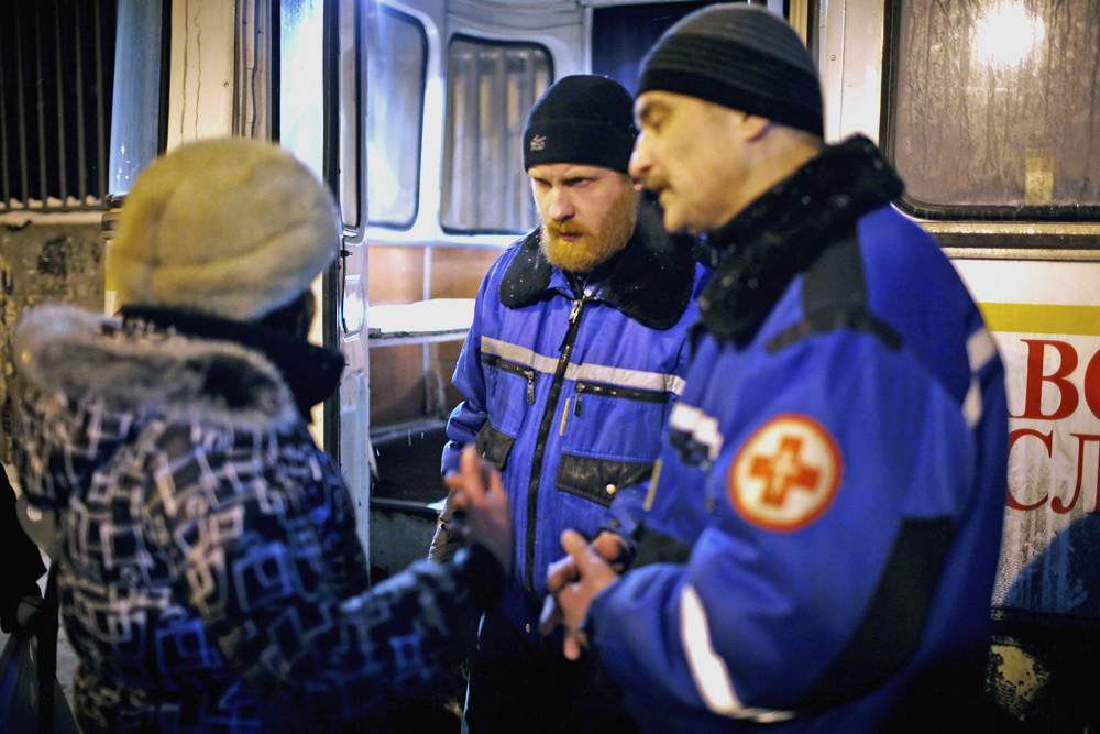 The "Bus of Mercy" and its crew travel to the main railway stations every night trying to help them stave off the worsening winter's cold. They give medical attention and help to keep the weakest warm.