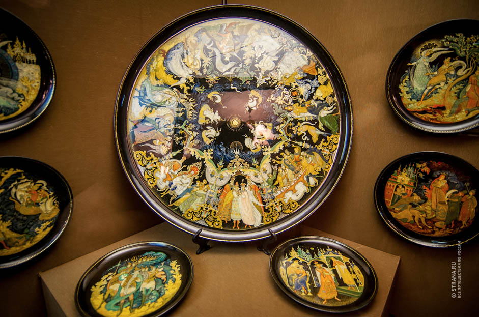 Palekh fakes comprise 80-90 percent of the market. The law against piracy doesn’t work. Souvenir shops buy things from artists that have not passed muster with the experts.