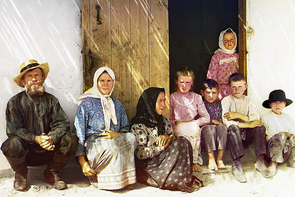 Ko je odšel iz države in izvozil vse svoje fotografsko gradivo, so približno polovico fotografij zasegle ruske oblasti, ker so menile, da so nekatere njegove fotografije strateško občutljive v vojnem času. / Na sliki: Družina naseljencev v vasi Grafovka v osrednji Aziji, 1905.