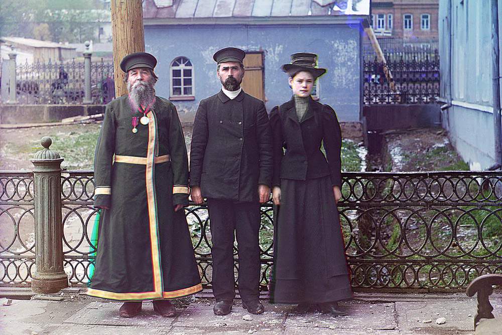 Leta 1901 je Prokudin-Gorski ustanovil fotografski studio in laboratorij v Sankt Peterburgu. / Na sliki: Tri generacije. A.P. Kalganov s sinom in vnukinjo, slednja sta delala v trgovinah pri tovarni Zlatoust.