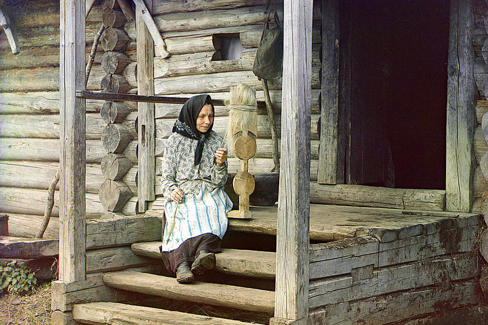 Prokudin-Gorski je imel ta projekt za svoje življenjsko delo in je nadaljeval svoja fotografska potovanja po Rusiji vse do oktobrske revolucije 1917. / Na sliki: Predenje preje v vasi Izvedovo v bližini Suzdala, 1910.