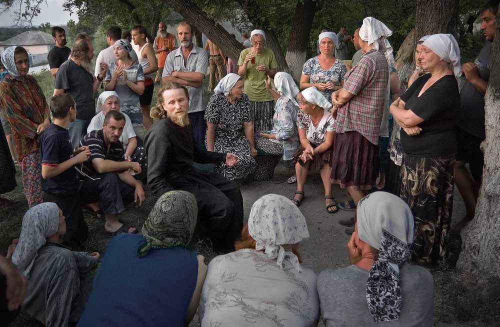 Une procession religieuse de plusieurs jours dans l'Oblast de Voronej. Après le repas du soir, le chef de la procession, l'hiéromoine Tikhon, répond aux questions des participants.
