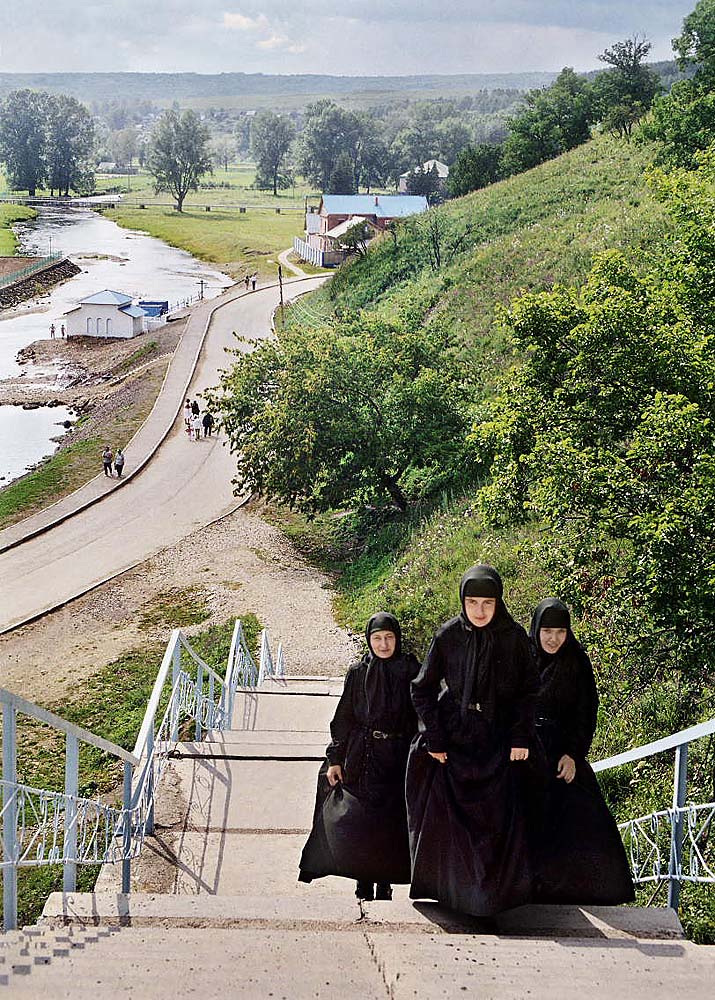 Ce couvent moderne a été fondé en 1997 près du sanatorium de Krasnoussolsk. La localisation est connue pour ses sources thermales d'eau minérale. Dans le fond, la source sacrée de la rivière Oussolka et des bâtiments monastiques.