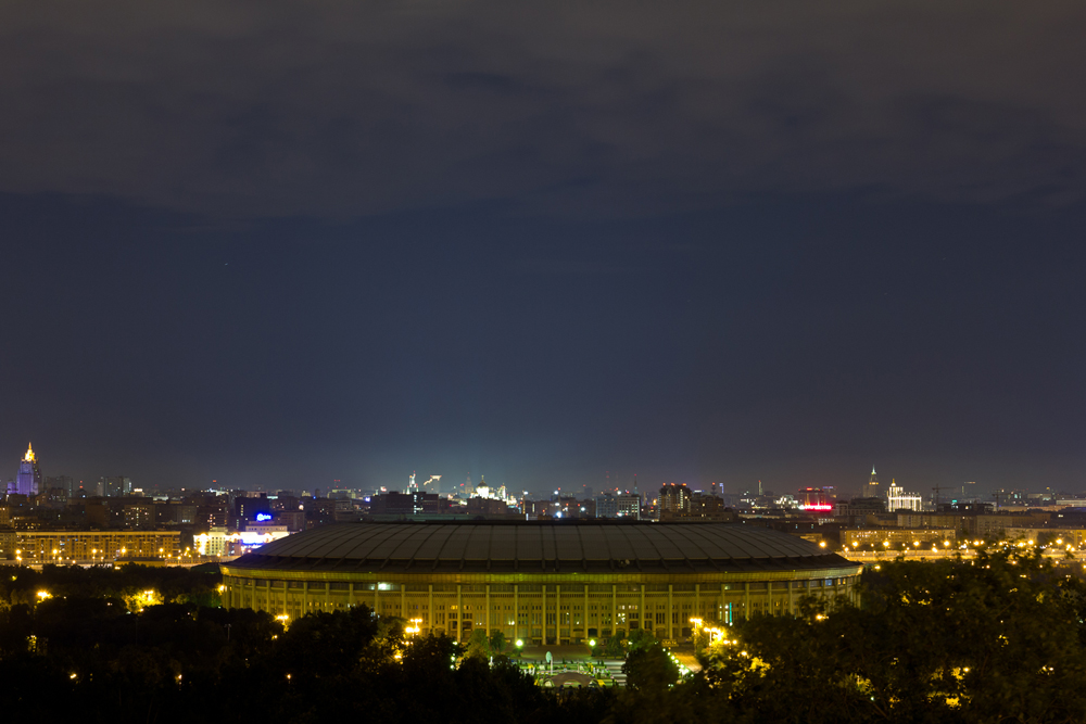 OLYMPIASTADION LUSCHNIKI. Russlands größtes und berühmtestes Stadion ist das Luschniki in Moskau. Insgesamt bietet es 89.318 Plätze. Es gehört zum Olympiakomplex und hieß früher "Zentralstadion namens W. I. Lenin". Der Name Luschniki stammt von den überschwemmungswiesen in der Biegung des Flusses Moskwa, auf denen das Stadium errichtet wurde, und bedeutet übersetzt etwa "Die Auen".