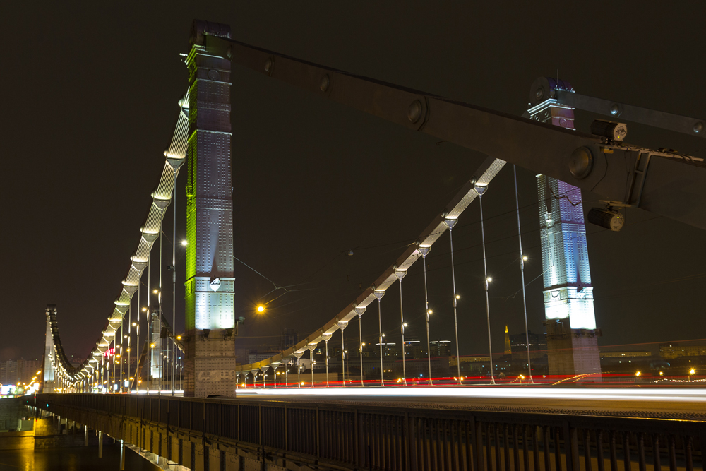 KRIMBRÜCKE. Die Moskauer Krimbrücke überspannt die Moskwa 1800 m südwestlich des Kremls und führt den Gartenring über den Fluss.