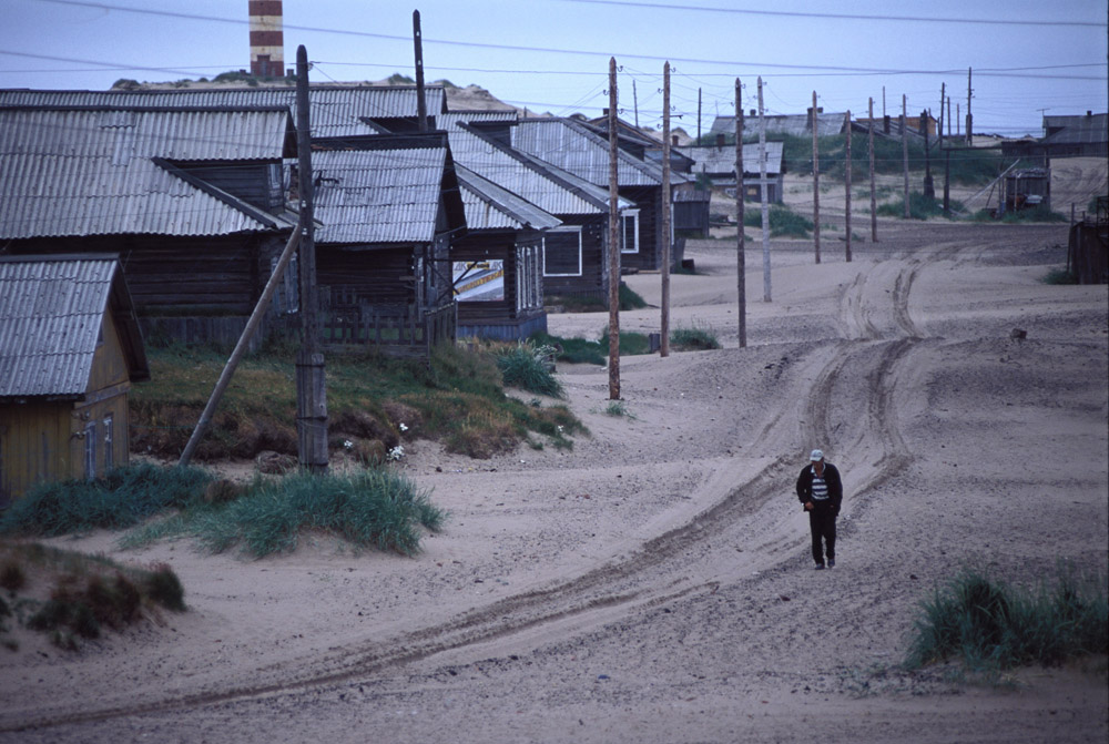 Choïna, le « désert » le plus septentrional au monde, n'est indiqué sur aucune carte. Seuls les chameaux manquent dans les dunes de sable qui s'étendent sur des dizaines de kilomètres le long de la côte de la mer Blanche, dans le nord de la région d'Arkhangelsk. Le désert est situé à 230 km à l'est de la plus grande ville de l'Okroug Autonome des Nenets – Naryan-Mar.