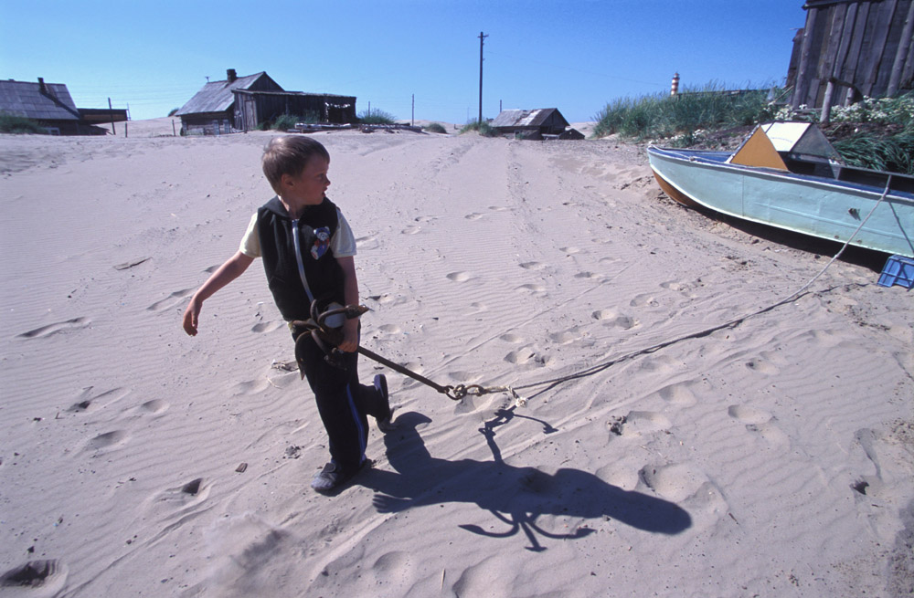 Personne ne connaît la raison exacte pour laquelle le sable rampe le long de la côte. Le phénomène n'a pas été étudié en détail par les scientifiques. Ces derniers n'ont pas non plus étudié les moyens d'arrêter les dunes.