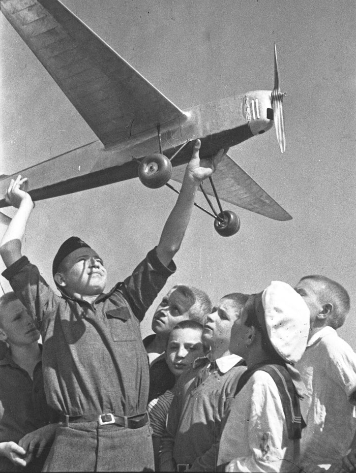 The Aviation Day. Tushino, near Moscow. 1950s // But the real soft spot of the photographer was love for children, which is excusable to a person who has gone through the war, as our strength and our future lies up in children.