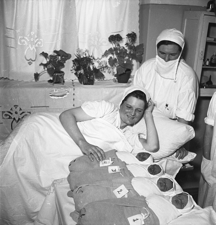Newborn babies. 1950s // “None of my photographs has been taken purposely”, Yakov Ryumkin said. There are no posed photographs among Ryumkin’s works, all of them were created with great love and warmth of feelings.