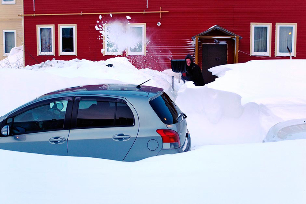 Во областа Сахалин локален жител се обидува да го ископа својот автомобил од наносите на снег. Ден претходно овде имало обилни врнежи од снег.