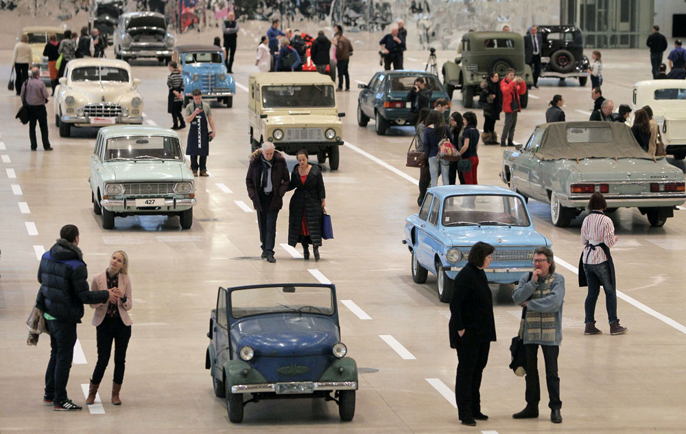 Vingt-sept voitures rétro de fabrication soviétique ont été exposées en 2013 au Centre Manège de Moscou, près du Kremlin. Y étaient présentées des légendes de l'industrie automobile soviétique, qui ont traversé l'histoire de l'État de 1929 à 1991.