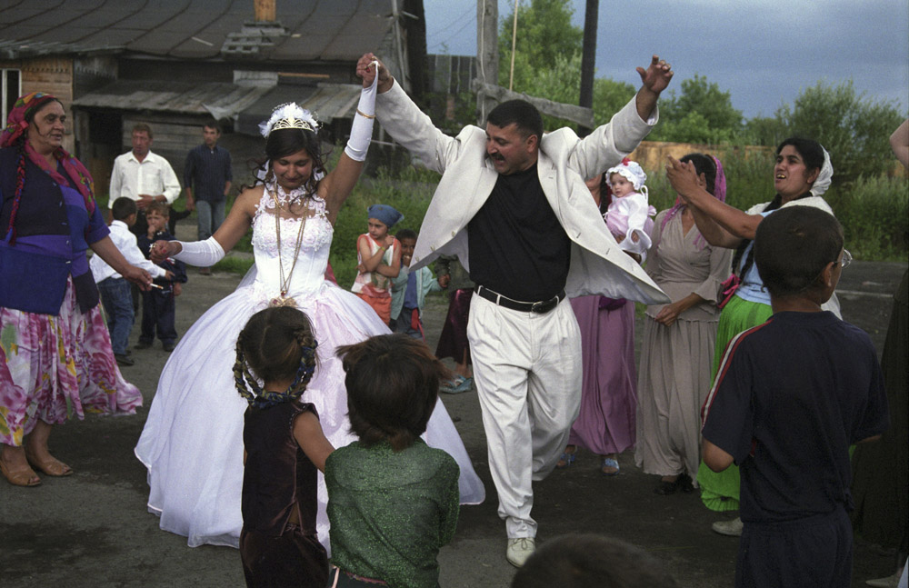 Gypsies do not marry for love. Their fate is predetermined by their parents. Weddings are completely financed by the bridegroom's relatives. Moreover, they pay a hefty sum to the bride's parents — a so-called "ransom."